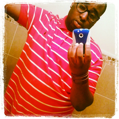 24,dancer,hard worker,handsome,mommas boy fun,& btw i love goosey & kelan & they love me back (:
