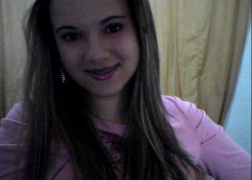 16 anoos, canceriana, apaixonada,chorona, inteligente, vaidosa, agitada,ciumenta,delicada, tímida, meiga, sonhadora, complicada..
