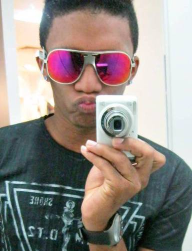Me liga, fala: Eu te amo! e desliga. Isso basta, eu vou ficar sorrindo o dia inteiro... http://t.co/4ytNpkYc2e