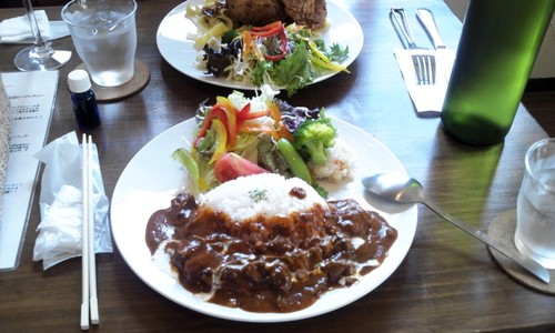 Twitterはつぶやき...って気持ちでやっています リツイート結構多め...これもカフェの隣の席の人が喋ってたぁ～レベルのあんまり考えないでのリツイート多いかも まあのんびり生きてます
