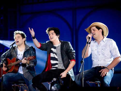 Fc em homenagem a mais linda e perfeita combinação de vozes e a mais linda amizade: @luansantana & @Sorocaba_FeS & @fernando_zor! PERFEITOS :D