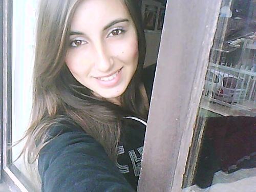 • por fora uma menina que muitos jυℓgαм.
• por dentro uma mulher q poucos cσnнєcєм