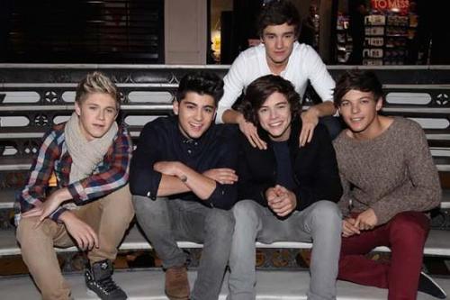 sono una ragazza di 13 anni amo i 1D e sono mooolto vivace IO AMO GLI  ONE DIRECTION loro sono la mia vita