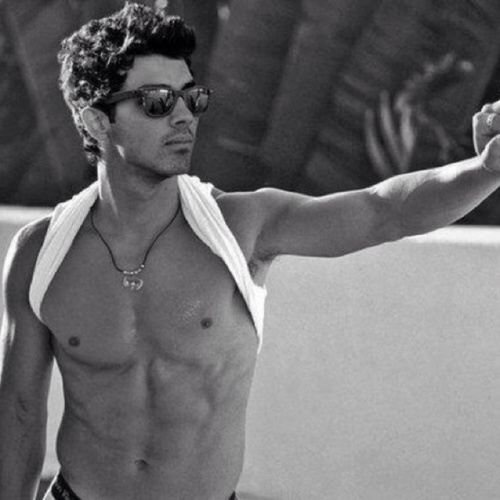 1/3 of the Jonas Brothers :) Single Pringle