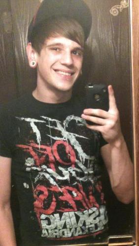 AskingA6969's profile picture. i love music, it's my passion. i play the drums, and Angelo Parente is my idol.