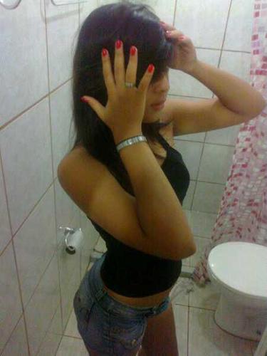 15 anos,ariana,ciumenta, meiga, amiga, teimosa,estrovertida,chata,carinhosa,amo de hap, gosto video game...
Siga que te sigo. *-*