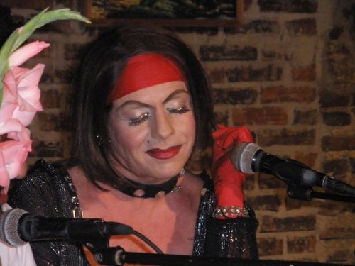 Hola, soy ¡Roxana Rojo! (sovieto-cubana, aplatanada)mi recipiente performático: Pedrito es economista promotor de literatura peluquero y jodedor. Hablemos todo.