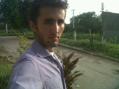 100% colombiano. Alegre. Un loco enamorado de la vida. Pon el tema y yo lo cambio jajajaja... No sean babosos, VIVAN. La verguenza es pa los aburridos