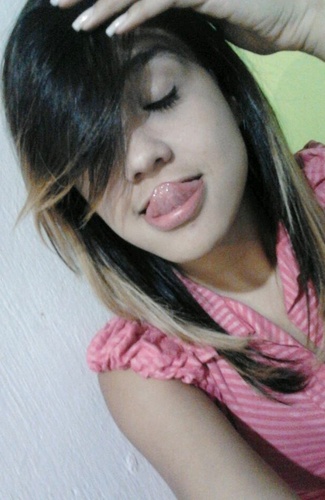 Dramática, irritante, feliz, sorridente, carente, louca, irônica, besta, desligada, chata e muito ciumenta. Prazer, eu. :)