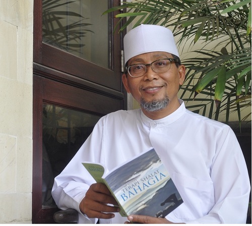 The writer of  60 Menit Terapi Shalat Bahagia | Professor on Islamic studies | Imam Taraweh in Asia, Africa & Europe