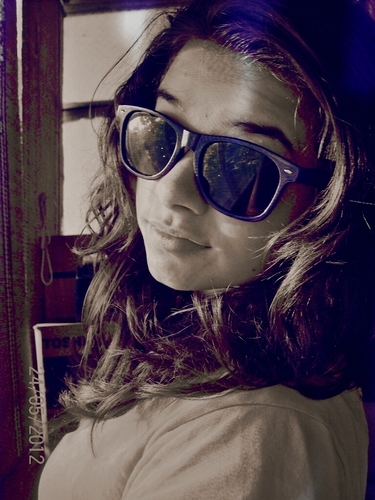 Hey,I'm Monni from Bulgaria ...I'm 13 years old and I'm forever DIRECTIONER ! #1DFamily :) Follow me x