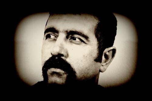 Eğitim-Sen üyesi. Eskiden öğretmendi. 
Kız babası(Zerya'nın). 
 AŞKİYA
https://t.co/vHCT4XJ1t1