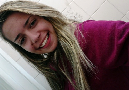 Capricorniana, 18 anos, Corinthiana.  Ciumenta e muiiiito dramática, viciada em filmes!!!
          Deus, Família e amigos meu tudo s2