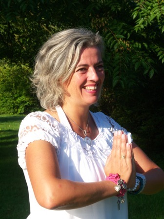 Cisca den Boer is  trainer / coach, geeft les in Chi Neng Qigong, werkte voorheen als communicatieadviseur en is opgeleid tot historicus. Beweging & verbinding.