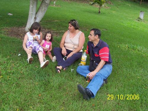 naci el 2 de noviembre de 1953  tengo una linda familia. Casado con Ana Grace Castro,  soy periodista y contador.