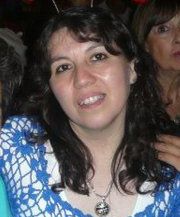 Argentina de corazón y chilena de nacimiento. Con gran amor por la música en español. Autora y compositora de canciones simples. Lectora infatigable.