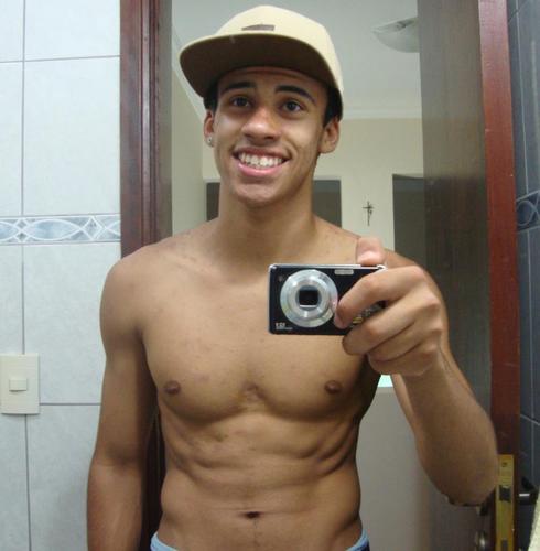 17 anos,Coritiba F. C. festas,funk,eletrônica e rap,solteiro,DEUS, família,academia,dançar. http://t.co/GZZNwDOXF6