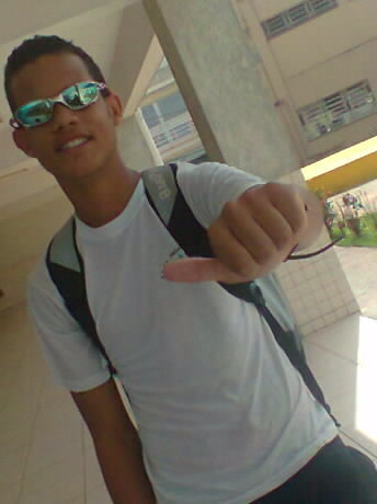 ' sou akele mlk travesso que gosta de zuar muito gosto de bater akella boola com os parÇa e akeles rolezinhos bazikos u.U