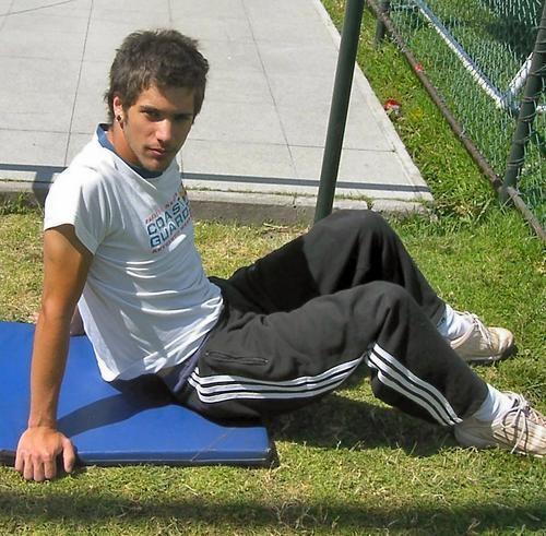 periodista , deportista al máximo , regalón de mi viejita , amo la vida .