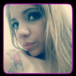 - Tem gente que está do mesmo lado que você
mas deveria estar do lado de lá
Tem gente que machuca os outros
Tem gente que não sabe amar ♪