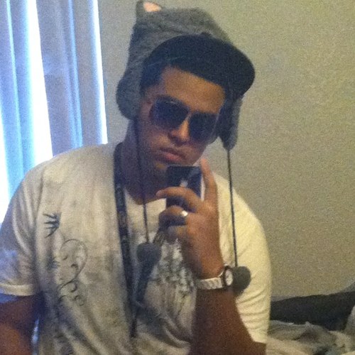name is kevin /18/may 29th / games ps3:iixKevin/ single/ iphones xP / netflix / texting (: / MyBabyGurl.