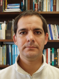 Devorador de libros, renaciente y proliferante, creyente aunque solo en lo creible y por convicción estudiante de informática