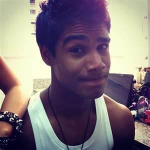 De todos os sorrisos, o seu é o meu preferido .De todos os abraços,o seu é o que mas desejo. Tudo por vc @micelBorges_
