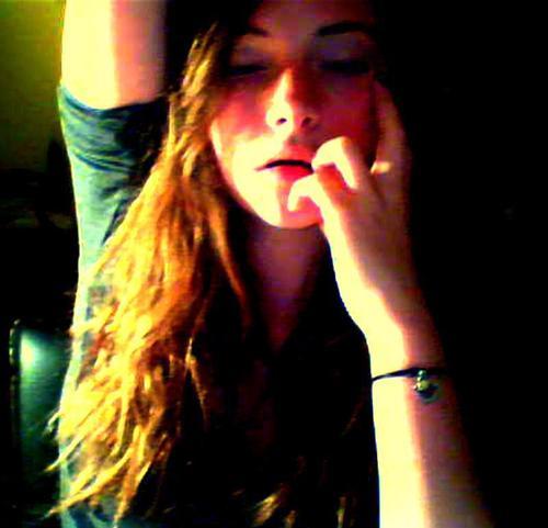 BernatConstance's profile picture. Un départ fait mal, une arrivée laisse indifférent puis on s'habitue, on oublie le passé on va de l'avant et c'est là quand tout va bien, que tout se brise ..