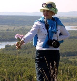 Shved53's profile picture. Фотограф, художник,  с мужем создали творческий союз ТЕПЛЫЕ КРАСКИ для художников и фотографов. Провели много выставок.