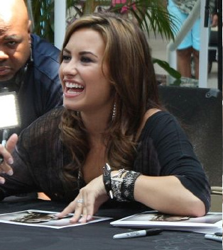 Vem, pode chamar que ela vem @ddlovato já perdi a conta de quantas vezes já te chamei :c