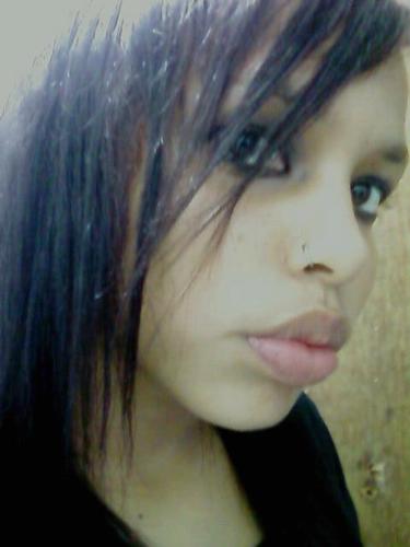 Sou rockeira, amo filmes de terror, sou sincera, não gosto de mentiras, e sou mt inteligente...