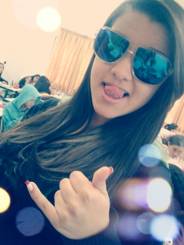 Aeew penso que não sou tão foRte assim e começo a olhar pRa mim , Sou foRte ? sim !* mas também choRo. Sou gente !* Sou humana !* Sou manhosa !* , Sou assim !*