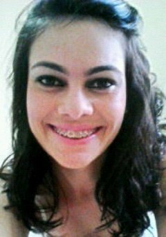 A menina dos olhos castanhos claro