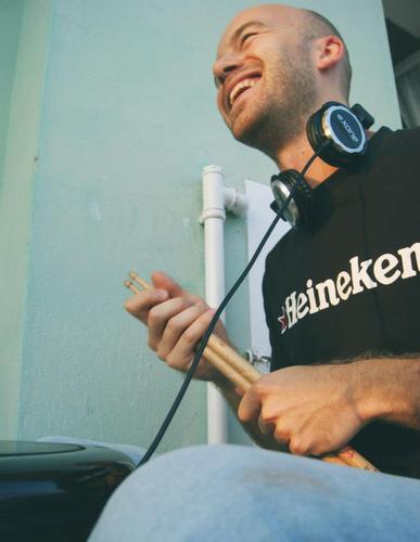 Psychologist, (kind of) musician, part-time deejay. 

Interested in decision making, music, advertising, and some other stuff.