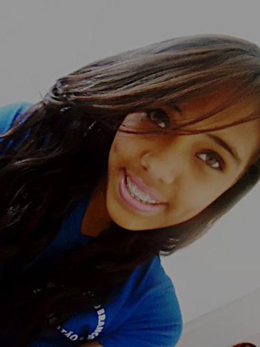 Mas o fato é que as pessoas tem uma facilidade tão grande de ser falsos, que às vezes não sei nem mais se um olhar ou um sorriso são verdadeiros.