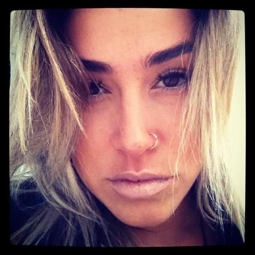 ( @DBolina ) Daniele Bolina Verdelho: EU SOU 100% VOCÊ! Fidelidade e amor incondicionais! Dona: ( @leehhwolff ) - Leticia Wolff - Criado em 18 de março de 2012.