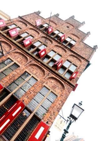 Gedurende de laatste 5 eeuwen heeft De Waag uitsluitend een gastvrije bestemming gehad als herberg, café en restaurant.