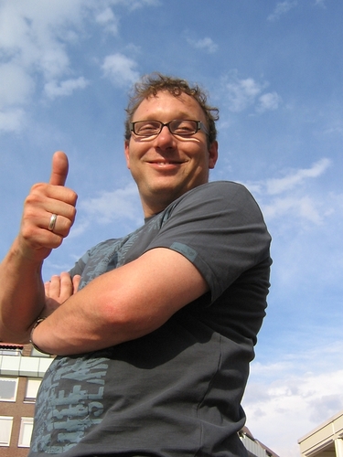 Werkzaam in de gehandicaptenzorg, commissielid in Roerdalen.