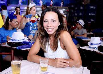 Carla_Marins_'s profile picture. Atriz... Ao sair para o mundo é sempre melhor darmos as mãos e ficarmos juntos.