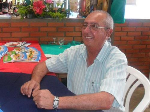 Escritor gaúcho. Leiloeiro rural. Poeta tradicionalista. Zootecnista. Ex-diretor da Secretaria de Desenvolvimento, Tecnologia, Trabalho e Turismo em Vacaria-RS.