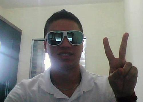 Capricorniano, 19 anos, humilde, extrovertido, carinhoso, ignorante, uma pessoa apaixonado por esportes e musica eletrônica.. esse sou eu e não mudo nada ;)