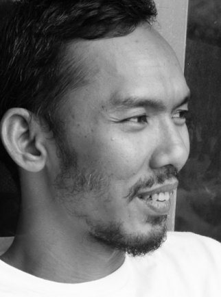 ig: @KresnaAstra -- Eksportir dengkul dan bacot. Pekerja serabutan: borongan | harian | mingguan. Foto profile oleh @aliahelianthi