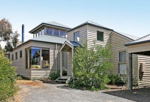 AUCTION SALE: Architecturally appealing and brilliantly positioned on the beach side of Point Roadknight with Anglesea’s best family beaches only moments away.