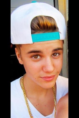 Yoo niguuh you'r on my Biooo.. waaz up? *o* 
uhm so im a #ProudBelieber and I support #JELENA
I Like muffins and the BIEBERCONDA ;) u mad? stay mad. #Believe.