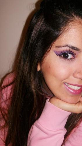 Me encanta la música and i'm a make up artist
Seguime y te sigo :)