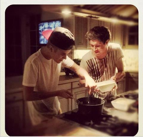 EliaHoran's profile picture. ☮ •hii cutie, could you please follow @JustinInCyprus it would mean a lot (if you already follow me there i promise i will follow back , thank you ily)