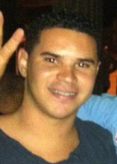 Quem é linha de frente não pode ser vacilão,
quebro a corrente, vou pra cima, saio do chão e 
de repente já não sou mais um na multidão ♪