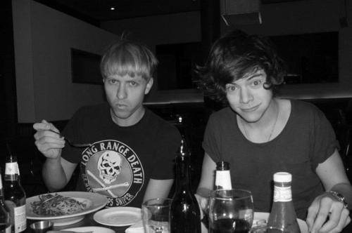 I genuinely believe Louis and Harry are in a relationship