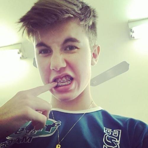 Eu faria qualquer coisa pra merecer o teu abraço.                     (@WhoIsCarlos) . ♥
