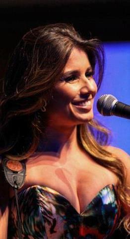 Sou muito muito muito fã da Paula Fernandes e adoro as músicas dela.... Paula seguiu em: ___/___/___ (sei que um dia vou preencher esse espaço)